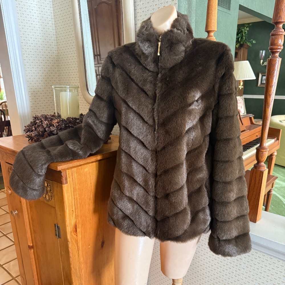 STUNNING ELLEN TRACY FAUX FUR COAT, SIZE M, LIKE NEW CONDITION